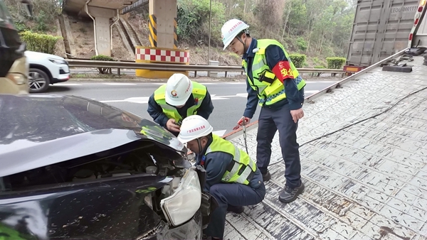 黨員在應(yīng)急處置事故車輛。