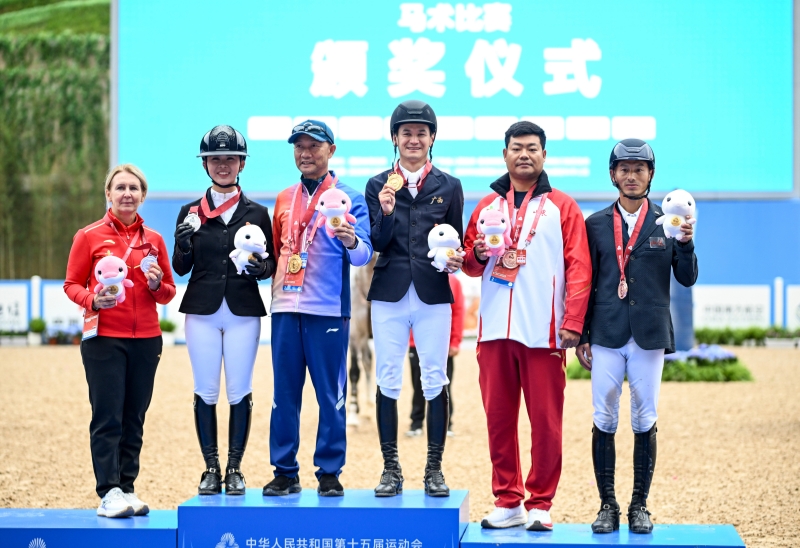 廣西隊(duì)選手木拉得力（右三）獲得冠軍。主辦方供圖