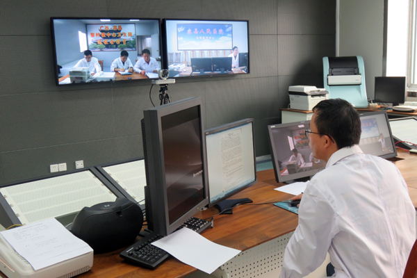 容縣人民醫(yī)院醫(yī)生連線黎村鎮(zhèn)中心衛(wèi)生院給病人會(huì)診。容縣衛(wèi)健局供圖