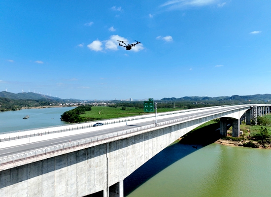 無人機(jī)在自動巡檢橋梁。王科洋攝