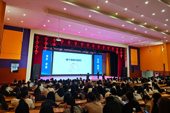 講座現(xiàn)場(chǎng)。學(xué)校供圖