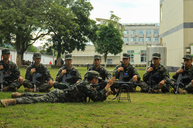 教員講解動(dòng)作要領(lǐng)。王超智攝
