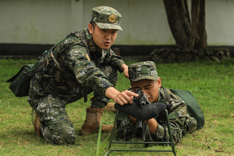 教員進(jìn)行單個(gè)教練。王超智攝