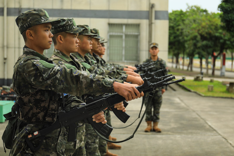 班長(zhǎng)組織驗(yàn)槍。王超智攝