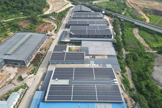 光明（光伏）小鎮(zhèn)林業(yè)產(chǎn)業(yè)園廠房屋頂。田林縣融媒體中心供圖