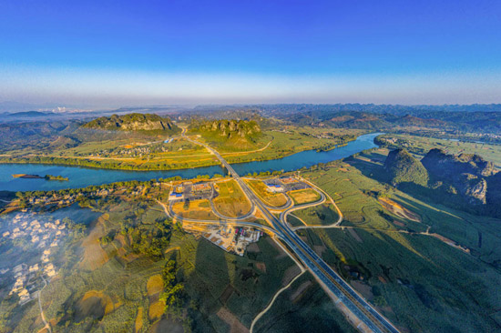 南疆國門高速路網(wǎng)。冼雪容攝