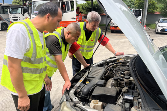 崇左公司駕駛員團(tuán)隊(duì)開展車輛專項(xiàng)檢查。李海機(jī)攝