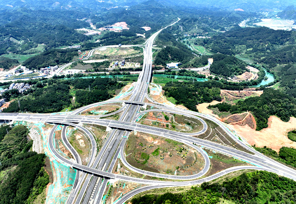 巴馬高速路網(wǎng)。梁紹恩攝