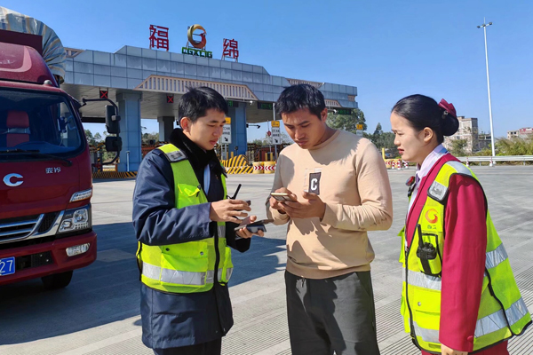 在收費(fèi)站服務(wù)點(diǎn)為司乘安裝ETC。王小蒙攝