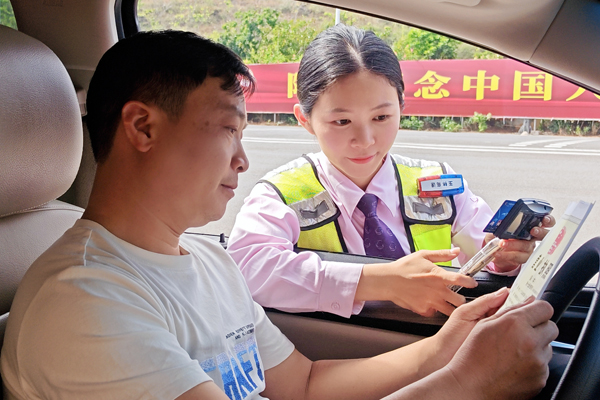 向司乘宣傳ETC政策。黃芪津攝