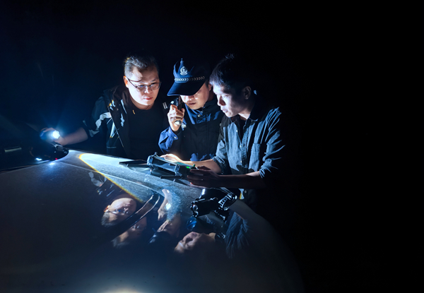 民警借助無(wú)人機(jī)開(kāi)展搜救。許玉榮攝