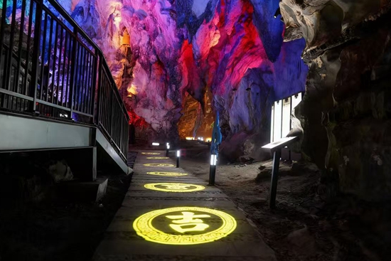 吉?dú)鉂M滿的通道。黃麗電攝