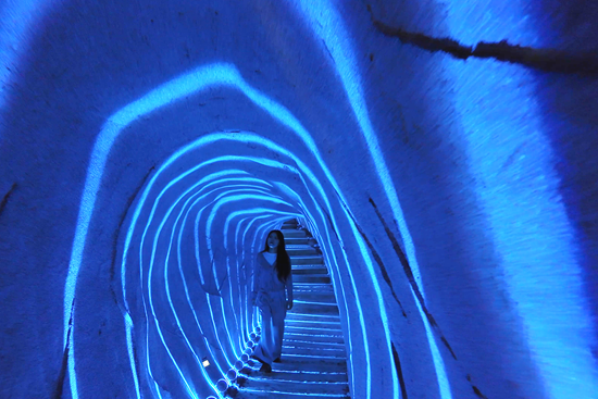 宛若穿越時(shí)空的階梯隧道。黃璐璐攝