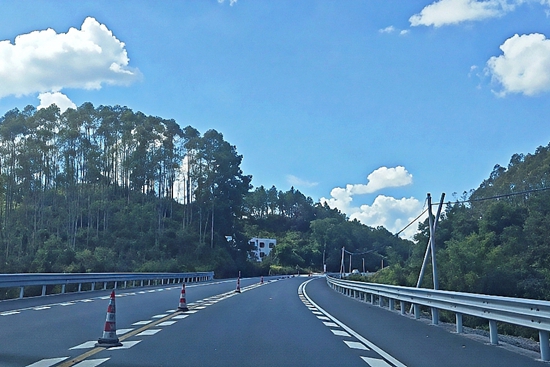 新安裝的護(hù)欄守護(hù)在道路兩側(cè)。林美燕攝