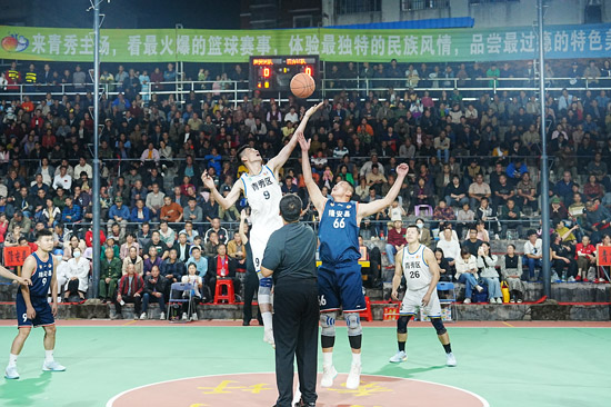 南寧市籃球黃金聯(lián)賽第十九輪青秀區(qū)主場(chǎng)對(duì)陣隆安。付倍昂攝