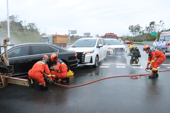 消防員解救被困人員