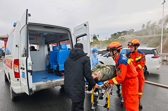 消防員及醫(yī)護(hù)人員現(xiàn)場施救并快速轉(zhuǎn)運(yùn)傷員