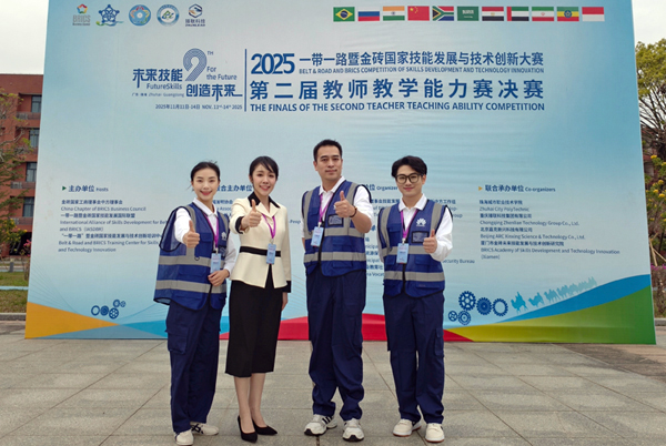 《自適應(yīng)無人車組裝調(diào)?！方虒W(xué)團(tuán)隊(duì)。學(xué)校供圖