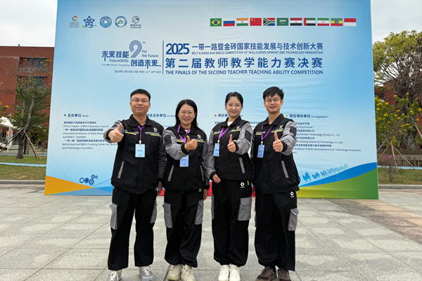 《智能新能源汽車動力系統(tǒng)故障診斷與維修》教學(xué)團(tuán)隊(duì)。學(xué)校供圖