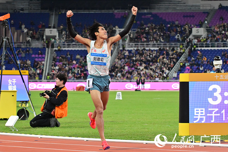 劉德助沖線后慶祝勝利。人民網(wǎng) 雷琦竣攝