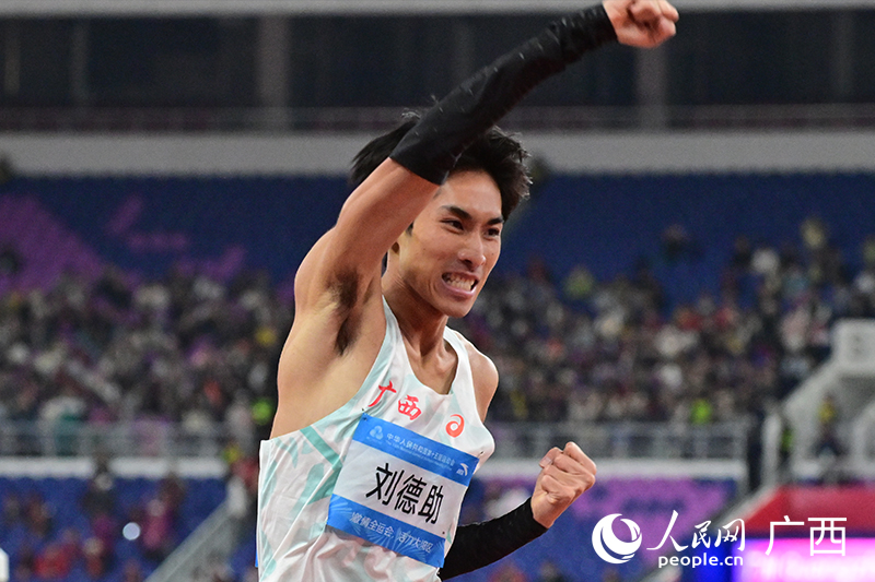 劉德助沖線后慶祝勝利。人民網(wǎng) 雷琦竣攝