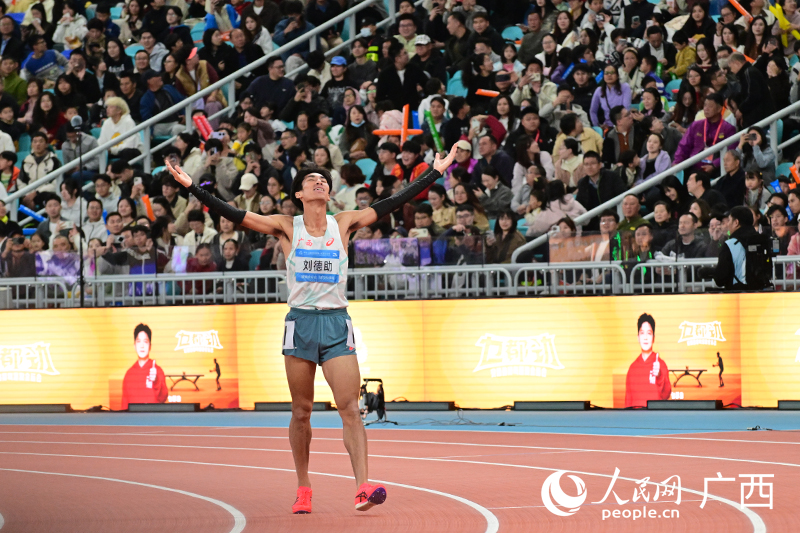 劉德助奪冠后，盡情地漫步在賽場(chǎng)上。人民網(wǎng) 雷琦竣攝