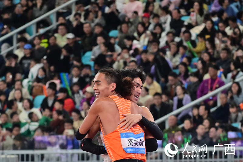 劉德助與奚梟橫擁抱。人民網(wǎng) 雷琦竣攝