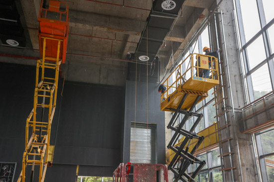 2.藝展中心內(nèi)部已進(jìn)入裝修階段(梁力升攝)