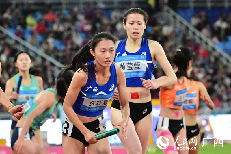 廣西隊在交接接力棒。人民網(wǎng) 雷琦竣攝