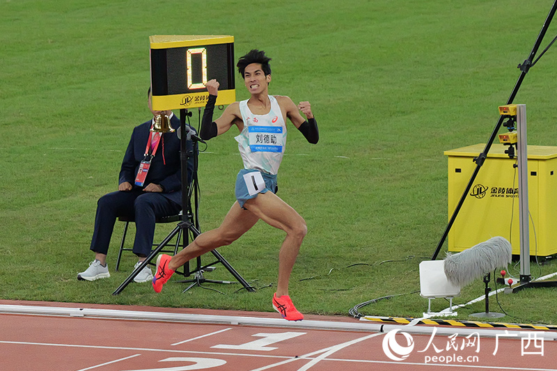 沖線瞬間。人民網(wǎng) 梁章暉攝