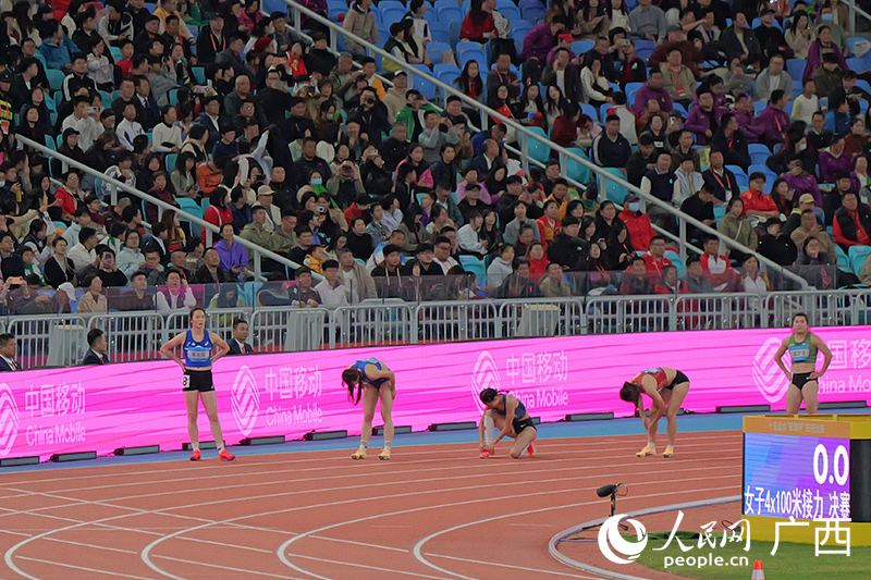 韋永麗作為第四棒選手。人民網 梁章暉攝