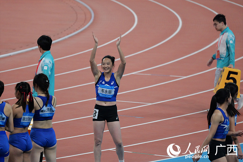 韋永麗沖線后與觀眾互動。人民網 梁章暉攝