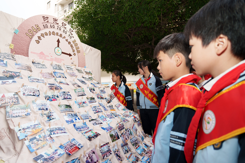 孩子們在觀看蘇盧小學(xué)時光記憶老照片展。學(xué)校供圖