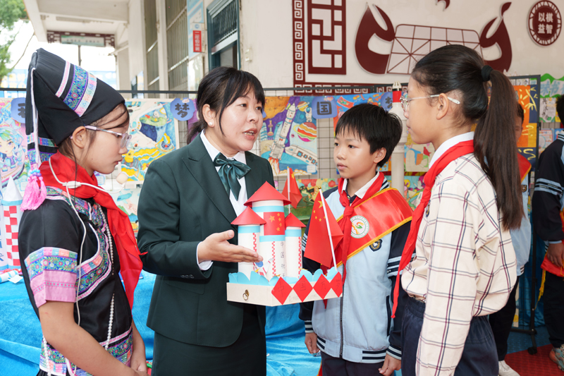 謝冰老師向同學(xué)們介紹小創(chuàng)客作品。學(xué)校供圖