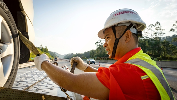 “春風排障”現(xiàn)場處理事故車輛。