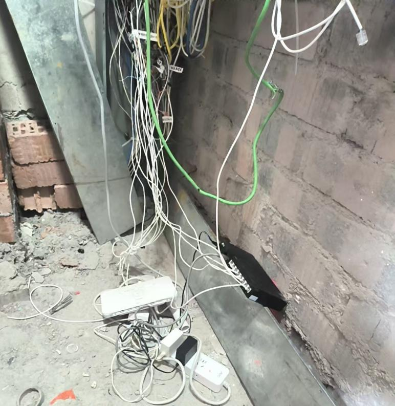 偽裝成普通機(jī)頂盒的“黑盒子”。中國移動(dòng)廣西公司供圖