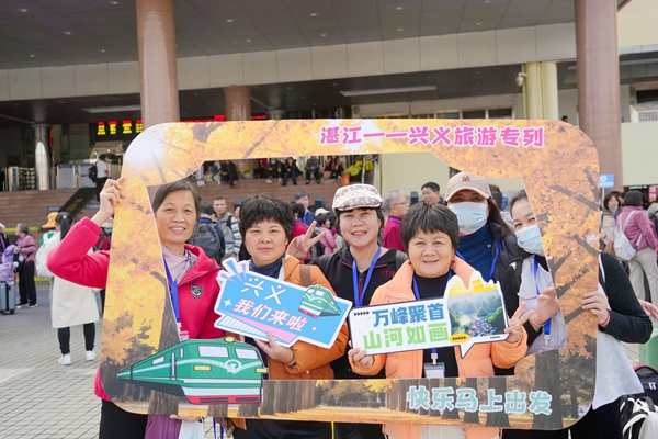 專列旅客在湛江車站站前廣場合影。李超宇攝