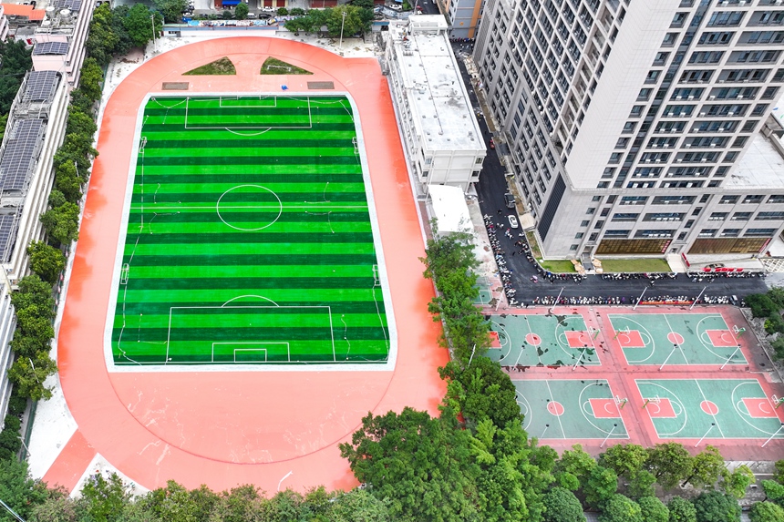 學(xué)校統(tǒng)籌推進(jìn)多項(xiàng)硬件設(shè)施建設(shè)與升級改造，校園面貌展新顏