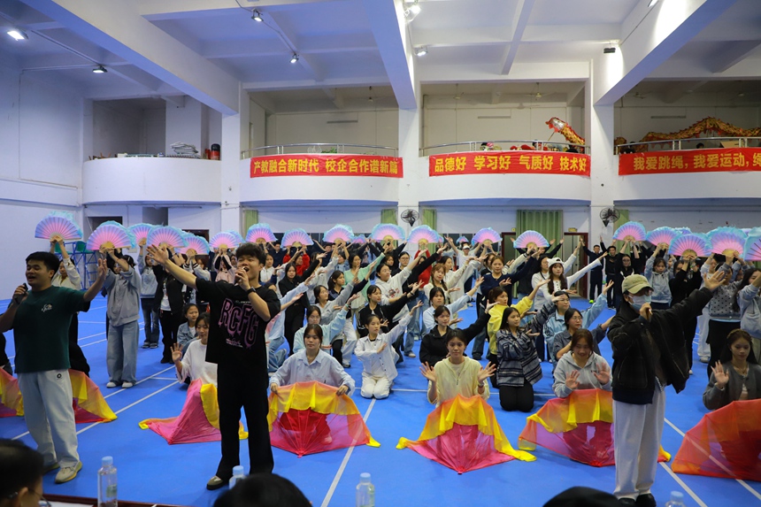 校慶文藝晚會各表演節(jié)目正緊張有序排練中