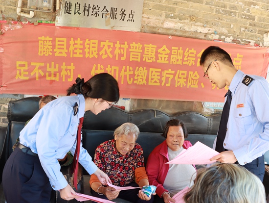 稅務(wù)干部向村民宣傳2026年度城鄉(xiāng)居民醫(yī)保政策。林秋月攝