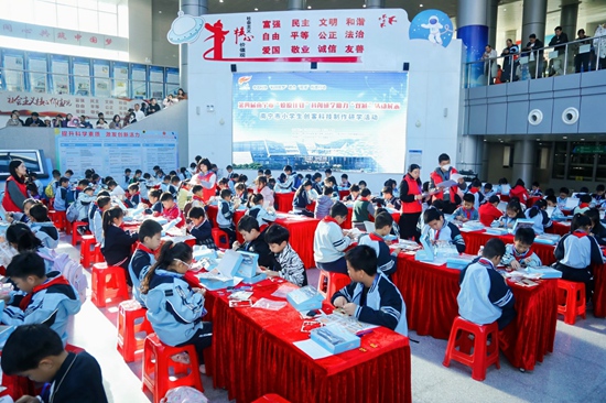 創(chuàng)客科技制作研學活動現(xiàn)場。南寧市科技館供圖