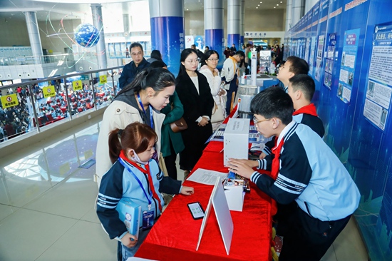 學生向現(xiàn)場觀眾介紹自己的發(fā)明創(chuàng)造作品。南寧市科技館供圖