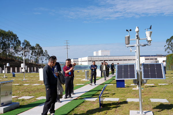 與會(huì)代表參觀(guān)南寧國(guó)家綜合氣象觀(guān)測(cè)專(zhuān)項(xiàng)試驗(yàn)外場(chǎng)氣象觀(guān)測(cè)設(shè)備。南寧市氣象局供圖