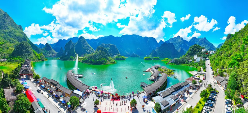 如詩如畫的浩坤湖。陳洪杰攝