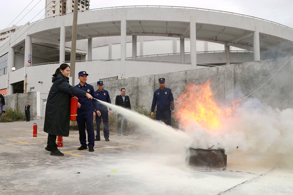 消防演練現(xiàn)場。李紅志攝