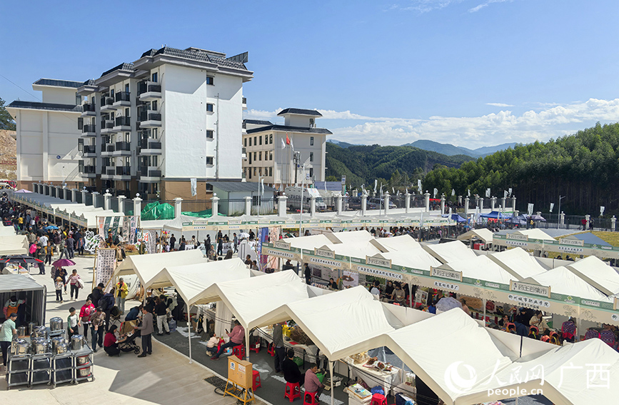 中藥材集市。人民網 付華周攝