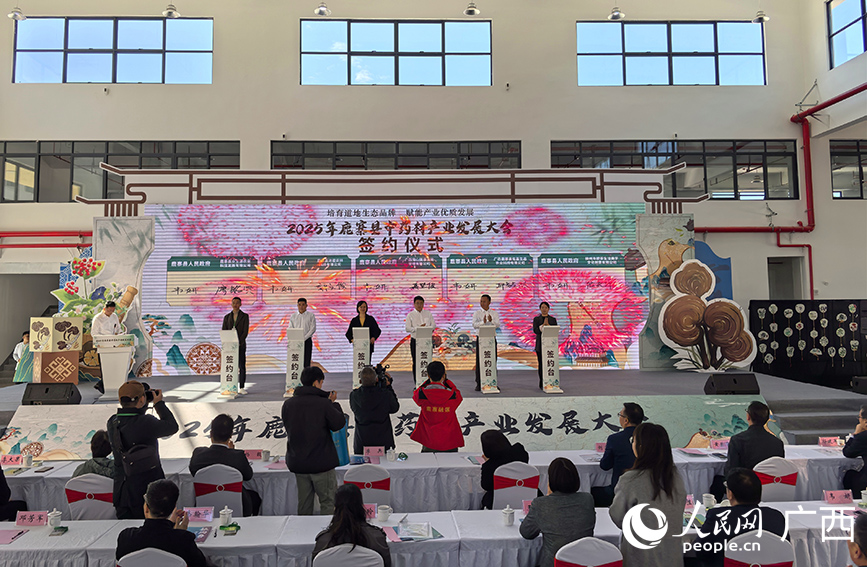 現場簽約。人民網 付華周攝