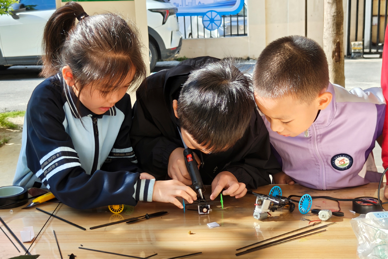 反沖力小車。莫淑雅攝