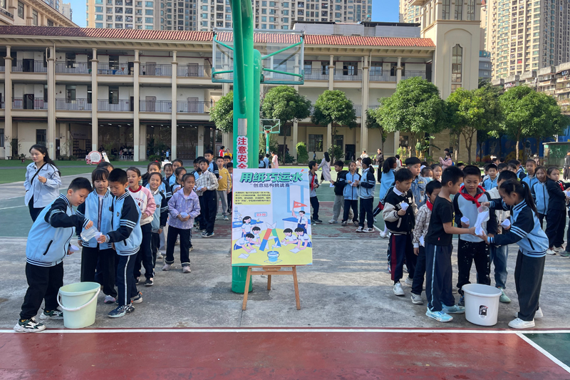 用紙巧運水。莫淑雅攝