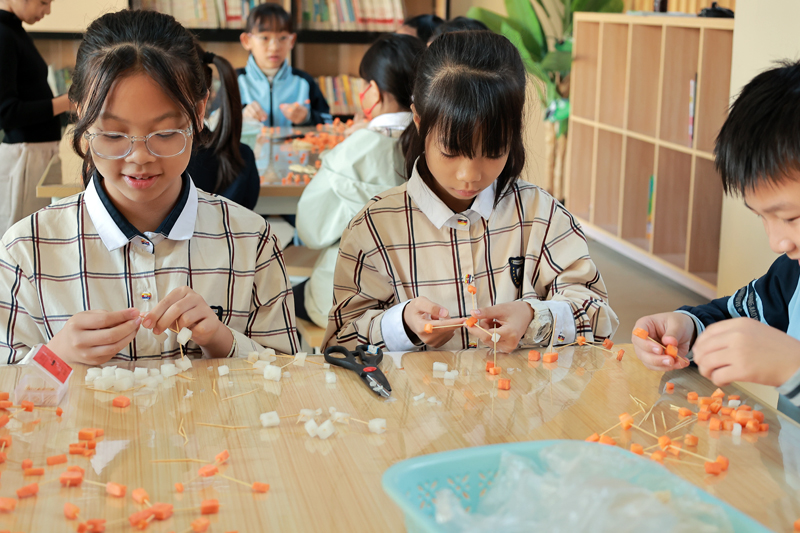 平衡鳥制作。莫淑雅攝